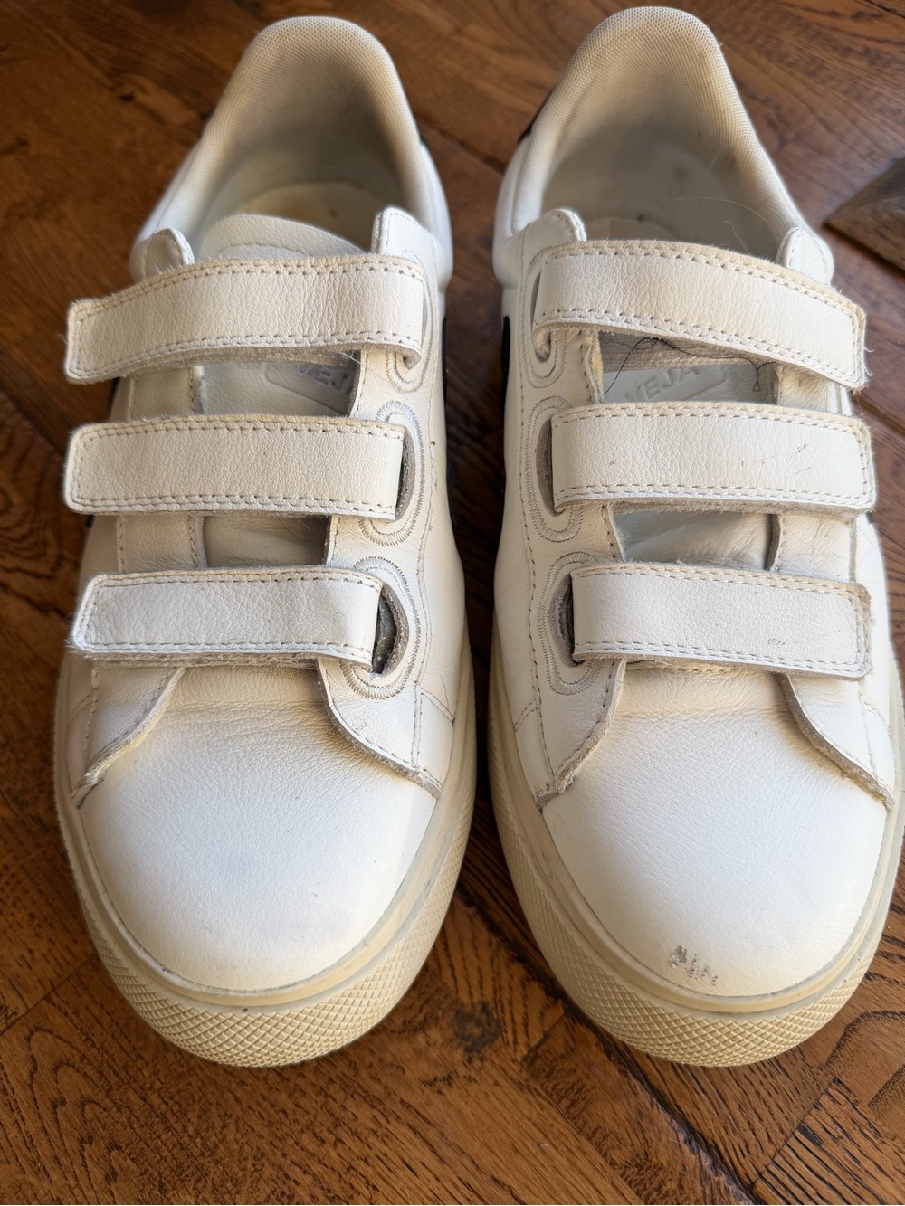Veja Recife Sneaker in Extra White & Black - Picture 5 of 13